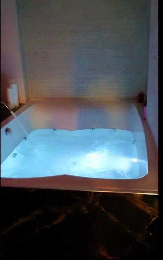 Romantic Jacuzzi Apartment Αθήνα Εξωτερικό φωτογραφία
